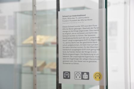 Mit Audioguides die Wewelsburg erkunden: Einfach die Nummer der Station eingeben und Geschichte erklingt (Bildnachweis: Kreismuseum Wewelsburg)
